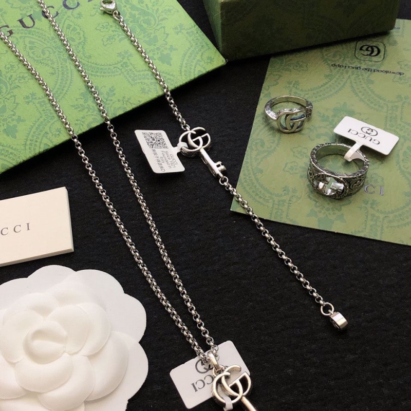 G*u*i necklaces